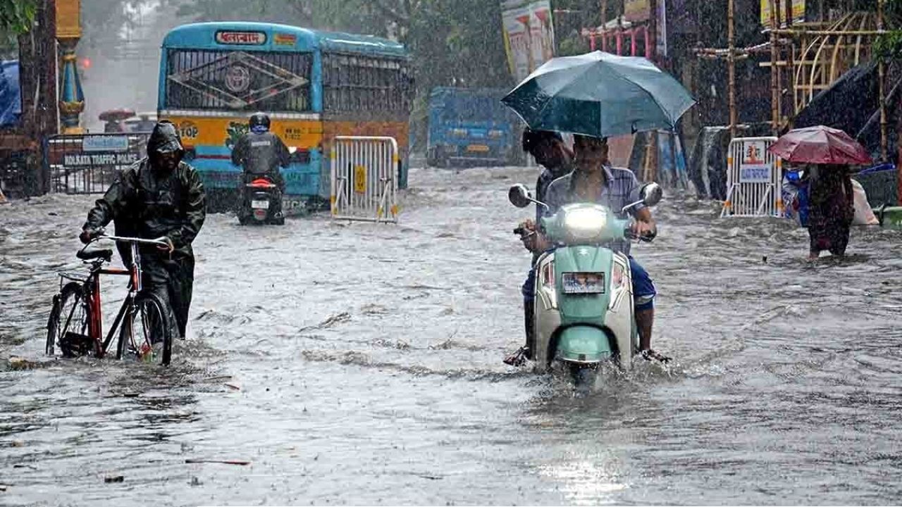 সোমবারের জলযন্ত্রণা কাটার আগেই ফের দুর্যোগের ভ্রুকুটি! নিম্নচাপে মঙ্গল থেকে টানা বৃষ্টি, ভাসবে দক্ষিণবঙ্গ?
