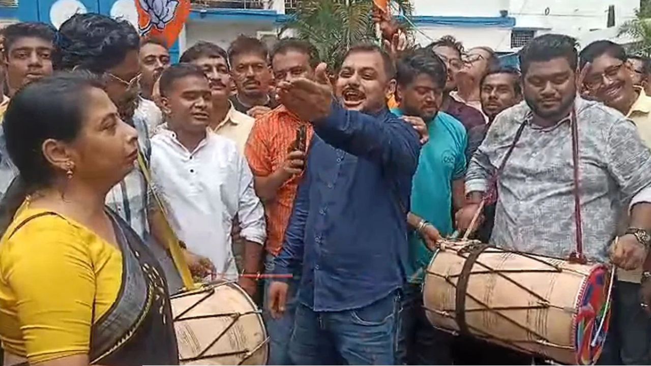 ওড়িশা থেকে গ্রেফতার নির্মল ঘোষ, পানিহাটিতে ঢোল বাজিয়ে নাচ, চলল মিষ্টিমুখ 