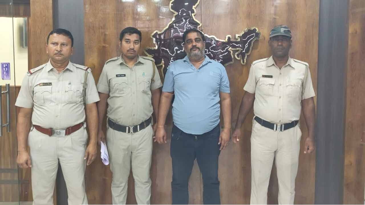  বেচারামের ‘ঘনিষ্ঠ’ পঞ্চায়েত প্রধান গ্রেফতার! উত্তরাখণ্ড থেকে পাকড়াও সিঙ্গুর পুলিশের