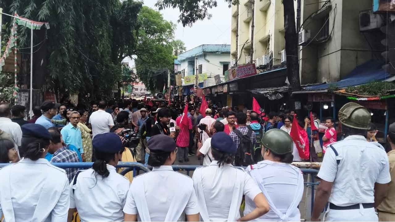  যাদবপুরকাণ্ডে ফের উত্তেজনা! SFI-এর মিছিল আটকাল পুলিশ, রাতের ঘটনায় দায়ের এফআইআর 