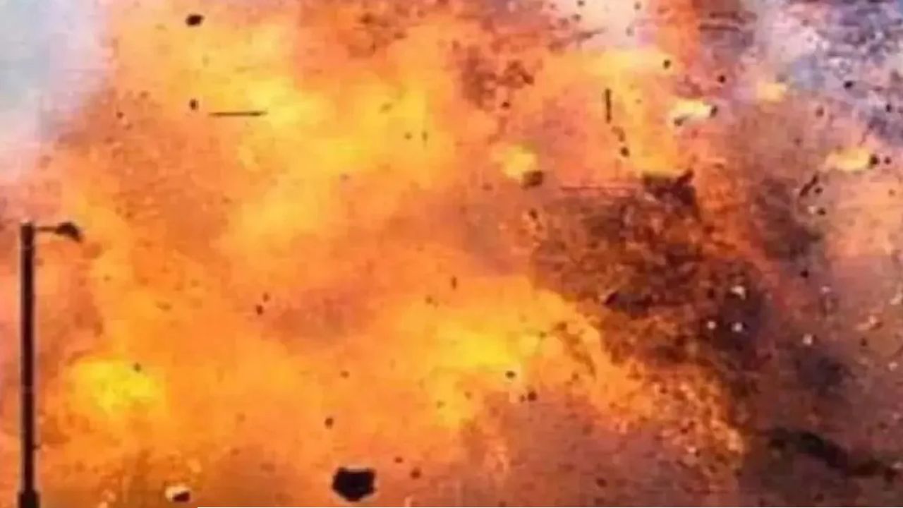  চম্পাহাটির বাজি কারখানায় বিস্ফোরণের নেপথ্যে কী? দগ্ধ ৫, প্রশ্নের মুখে নিরাপত্তা ব্যবস্থা 