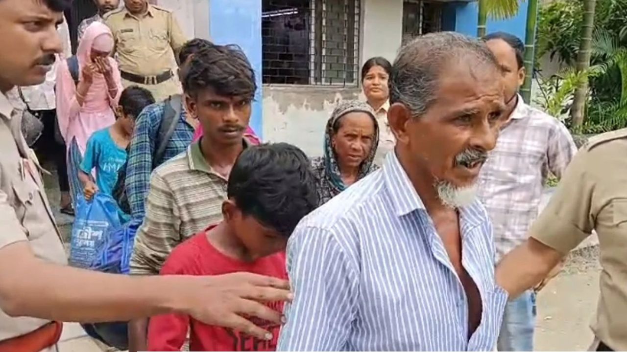ধরপাকড়ের ভয়ে বেঙ্গালুরু ছেড়ে বাংলায়! রায়দিঘিতে আত্মীয়ের বাড়ি থেকে আটক ১০ বাংলাদেশি