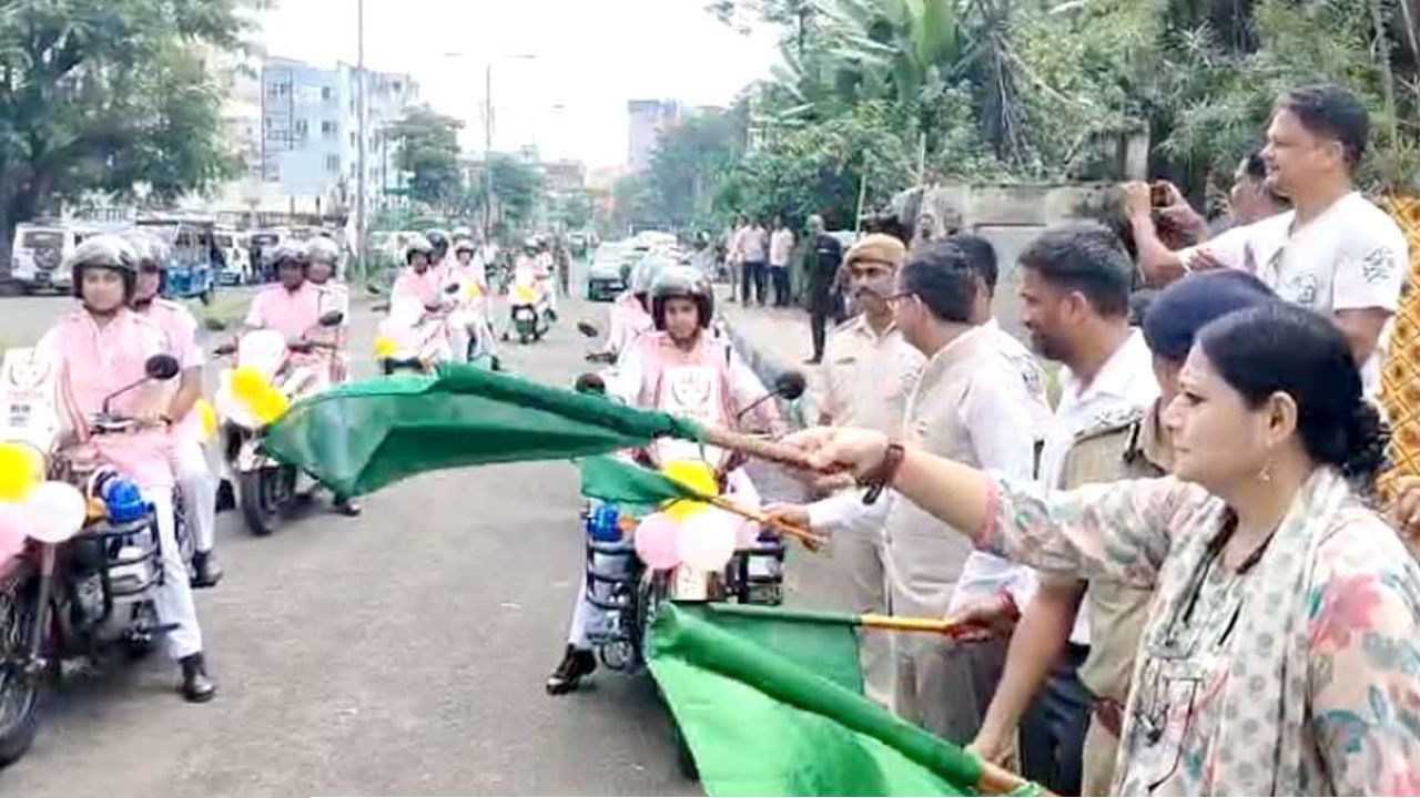 মা দুর্গার আগেই রাস্তায় ‘দুর্গারা’! ‘রোমিও’দের দাপট ঠেকাতে আসানসোলের রাস্তায় নামল মহিলা পুলিশের বিশেষ স্কোয়াড 