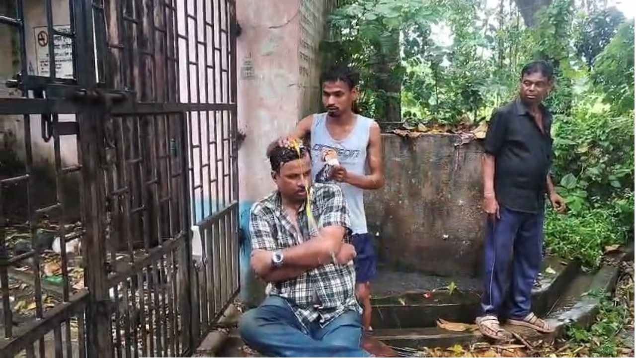 প্রধানশিক্ষকের মাথায় ডিম, ঢালা হল গোবর! টাকা তছরুপের অভিযোগে বাঁকুড়ার স্কুলে তাণ্ডব