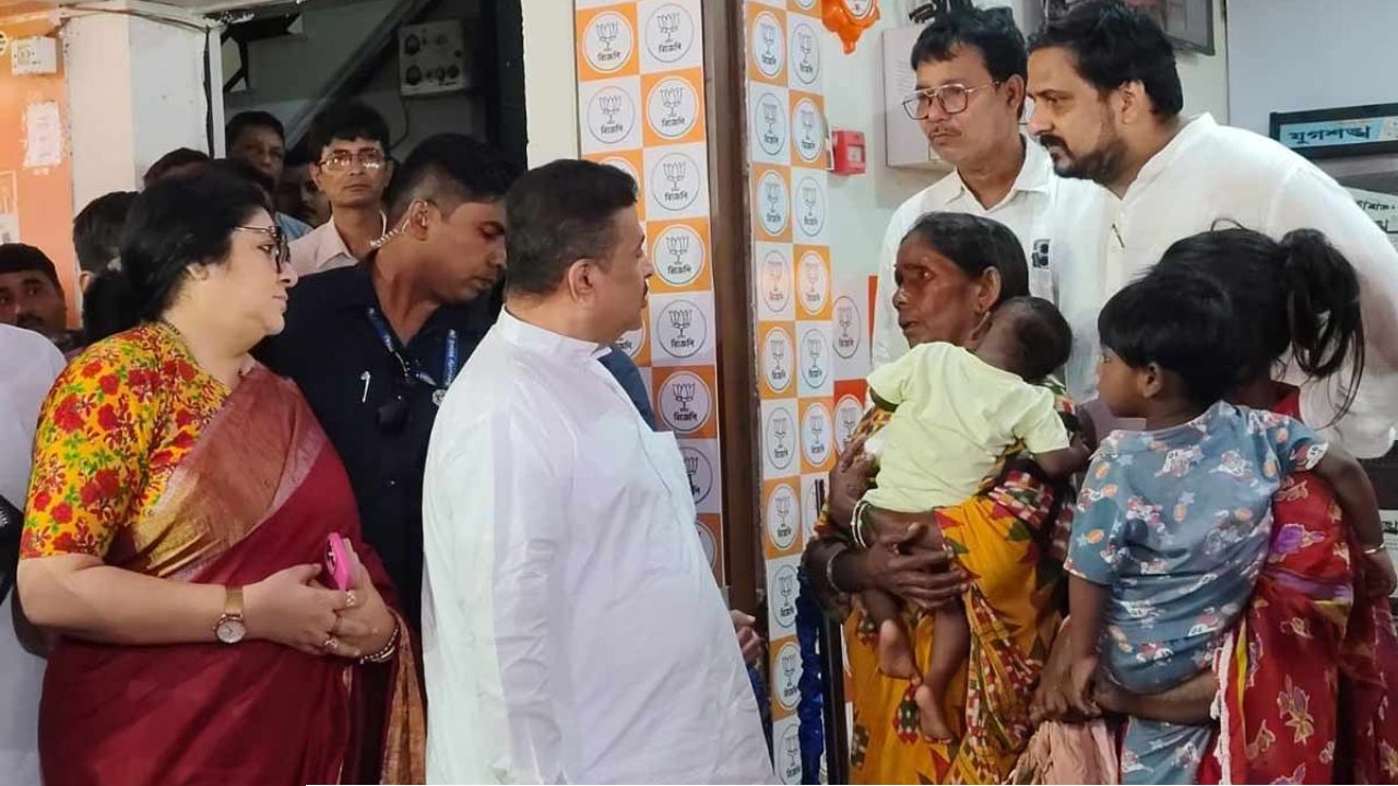 ৫০ বছর ধরে ফুটপাতেই বসবাস, এবার মিলবে ঘর? দুধ কাণ্ডের পর সীতাদেবীর পরিবারের পাশে মুখ্যমন্ত্রী 