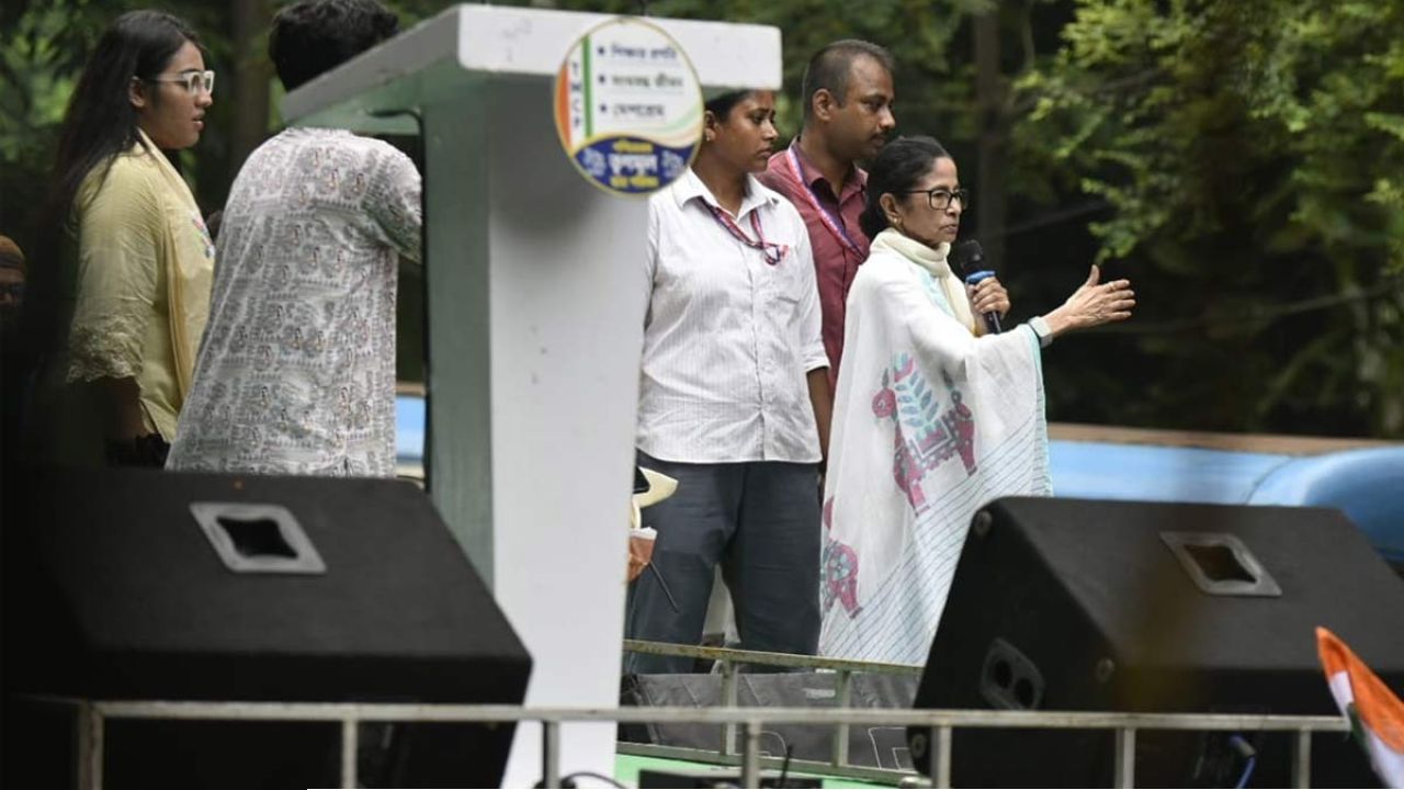 ‘মাতালদের কাজে লাগাচ্ছে’, কালীঘাটের বাড়ির সামনে লোক পাঠানোর অভিযোগ মমতার, নিশানায় বিজেপি 