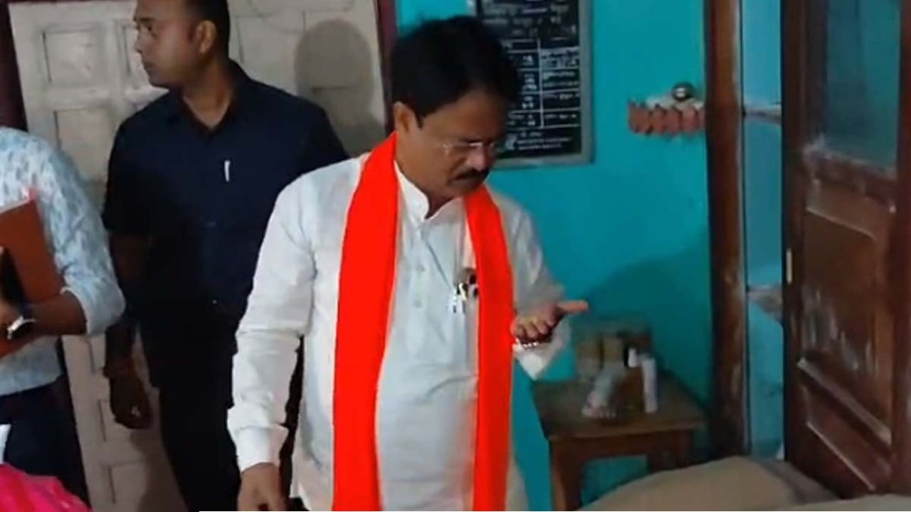  ‘খারাপ চাল-গম দেবেন না, এলে ফেরত পাঠান’! বাঁকুড়ায় রেশন দোকানে সারপ্রাইজ ভিজিটে খাদ্যমন্ত্রীর কড়া বার্তা
