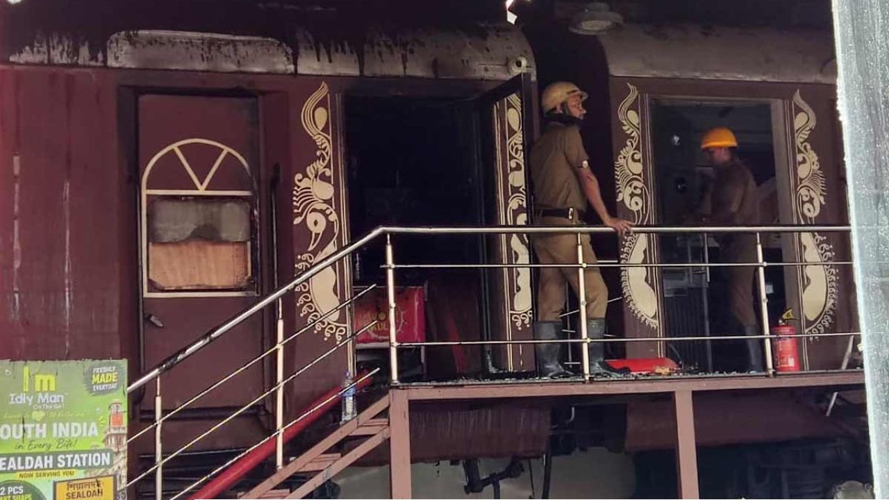 শিয়ালদহ স্টেশনে খাবারের দোকানে অগ্নিকাণ্ড! কীভাবে ছড়াল আগুন, কী বলছে দমকল?
