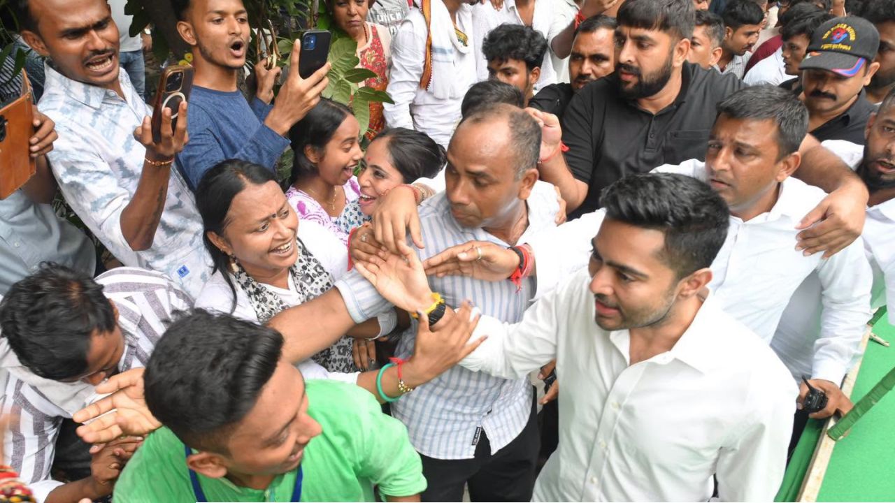 ক্যামাক স্ট্রিট কাণ্ড: নোটিস পেতেই শেক্সপিয়র সরণি থানায় হাজিরা অভিষেকের