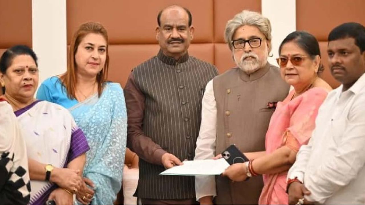 সাংসদ পদ বাঁচানোর চরম লড়াই! শীর্ষ আদালতের নির্দেশের পর বড় চাল দলত্যাগীদের?