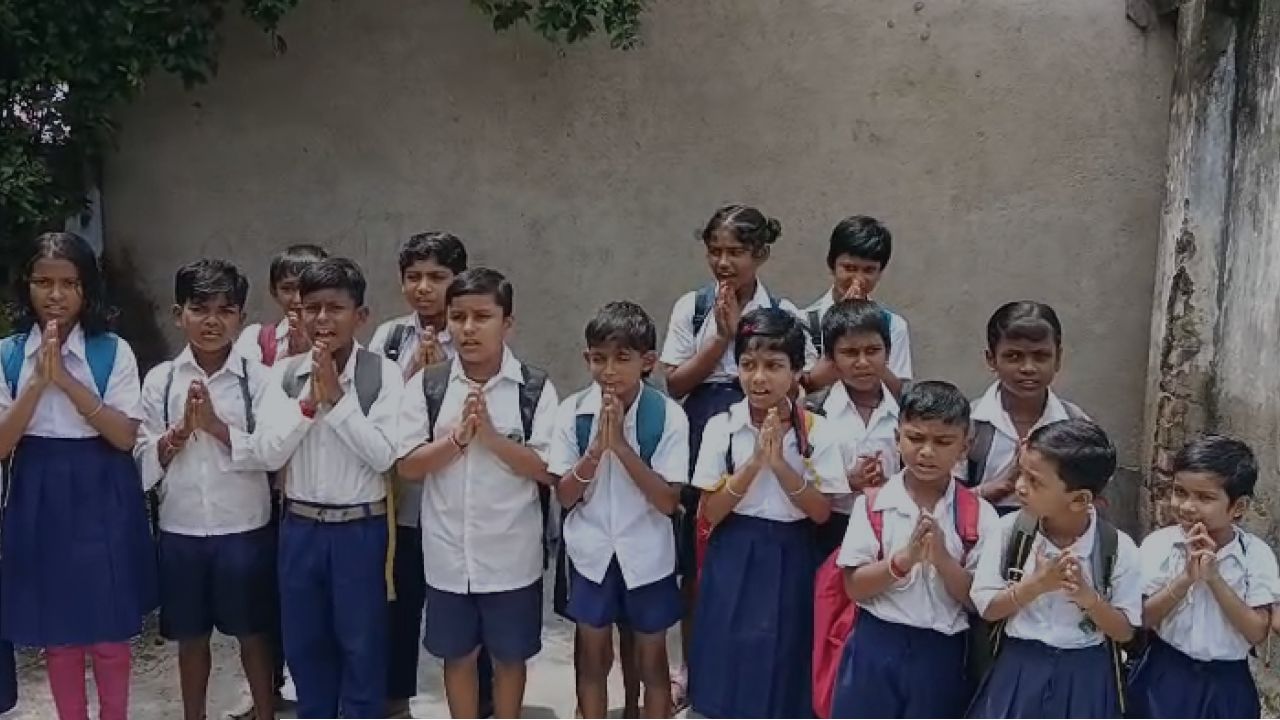 স্কুলে যেতে একমাত্র ভরসা কলার ভেলা ! 