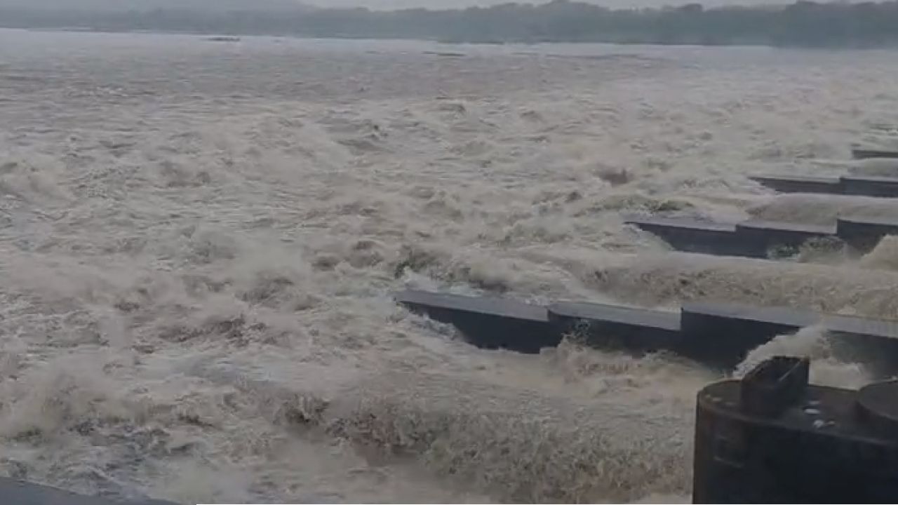 ঘূর্ণাবর্তে ভাসছে দক্ষিণবঙ্গ, স্তব্ধ কলকাতা থেকে বাঁকুড়ার জনজীবন 