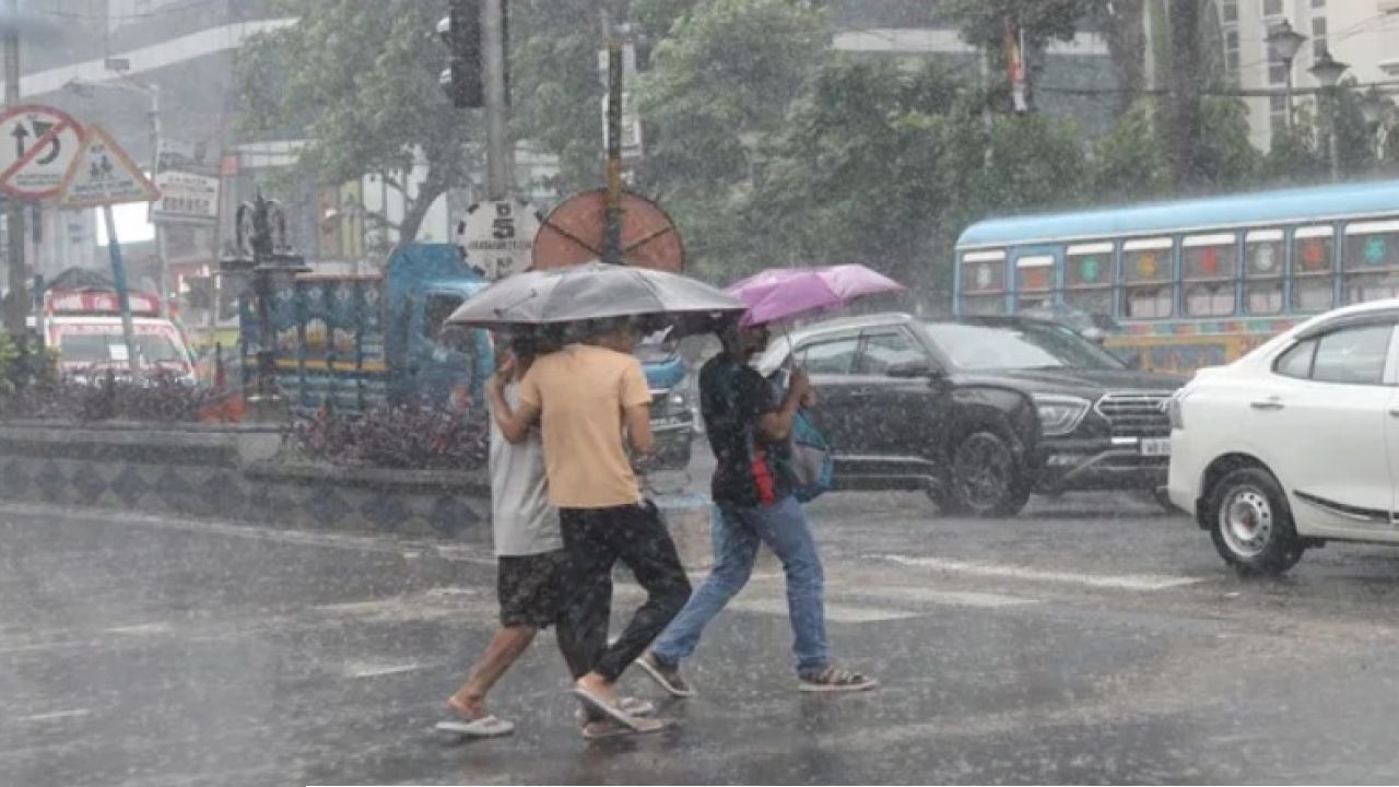 জোড়া ঘূর্ণাবর্ত ও নিম্নচাপের সাঁড়াশি চাপে ভারী বর্ষা, রেহাই নেই কলকাতারও