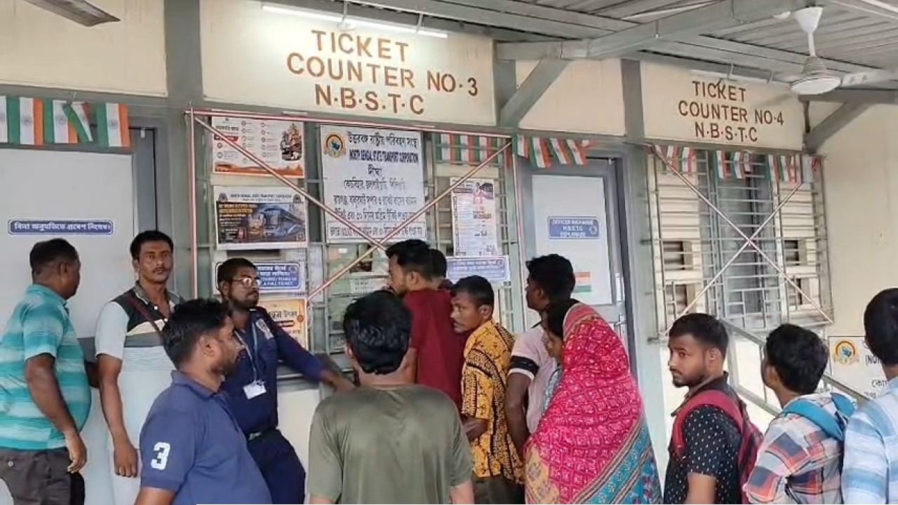 আকাশছোঁয়া বাসের ভাড়া! বিমানেও আগুন, উত্তরবঙ্গ যাত্রীদের দিশেহারা দশা