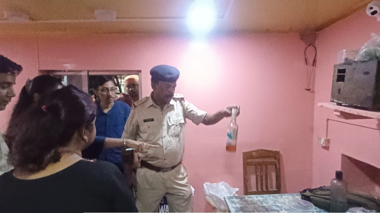 মিষ্টির দোকানে মদের বোতল! চাপড়ায় খাদ্য দফতরের আচমকা অভিযানে তুলকালাম