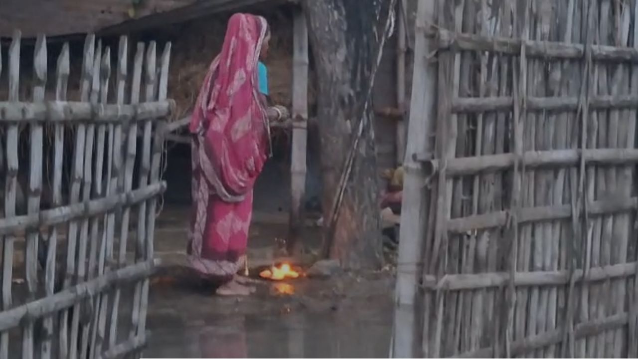 উত্তাল গঙ্গায় ভেঙে গেল বাঁধ, প্লাবিত একের পর এক গ্রাম! 