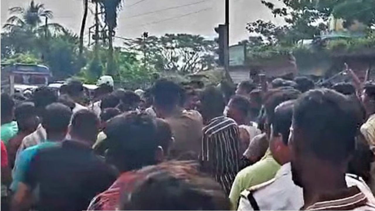 হাইওয়েতে ছিটকে পড়তেই বাসের চাকার তলায় তরুণী! নিমিষে ছিন্নভিন্ন শরীর, বাসে তাণ্ডব চালিয়ে অগ্নিগর্ভ ভাঙড়