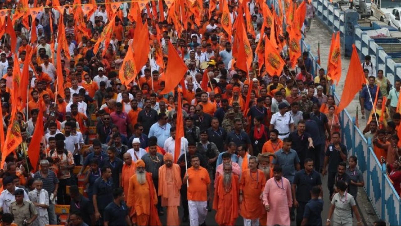 যাদবপুরের বুকে গেরুয়া ঝড়! সন্ন্যাসীদের নিয়ে রাজপথে শুভেন্দু, কড়া বার্তা মঞ্চ থেকে