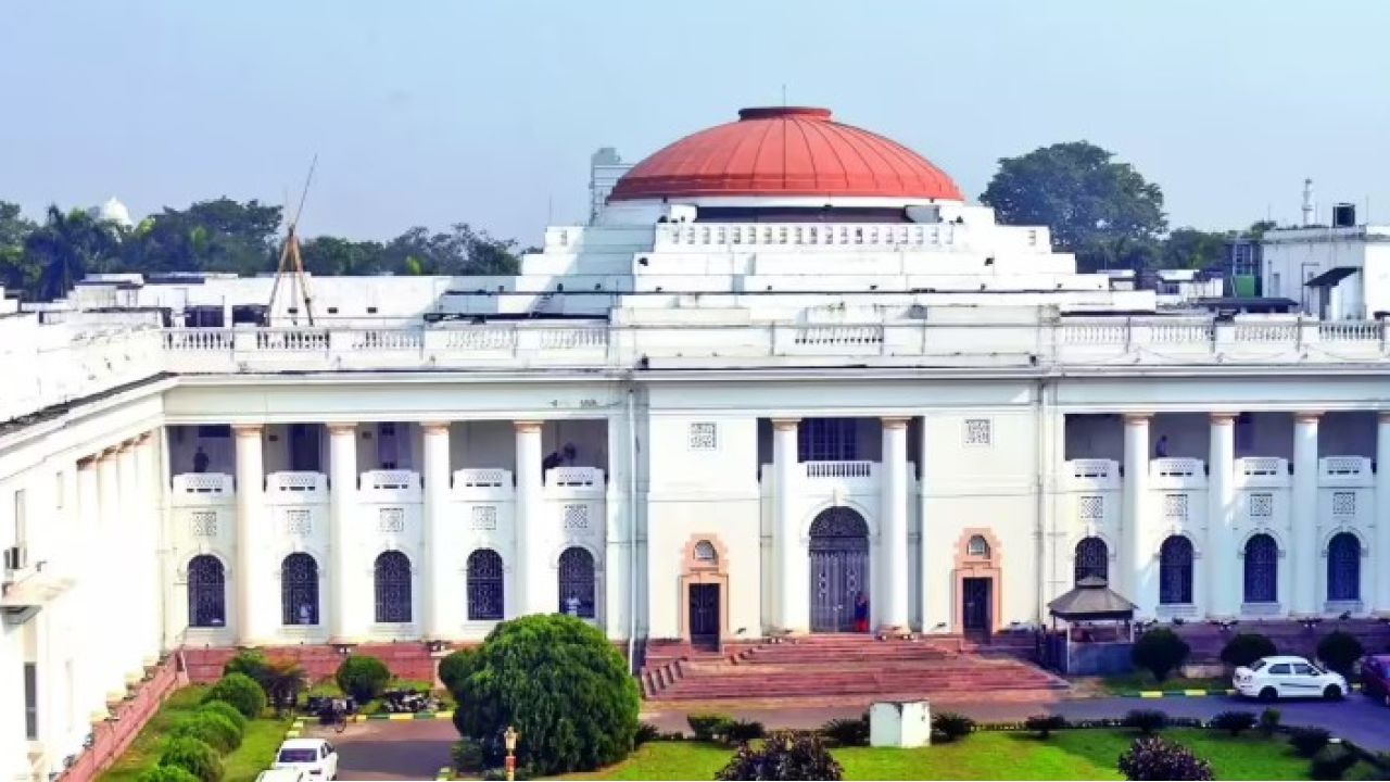 West Bengal Assembly: বিশ্ববিদ্যালয়ের রাশ এবার সরকারের হাতে? বহুচর্চিত অধ্যাপক বদলি বিল পেশ হতেই জোর বিতর্ক!