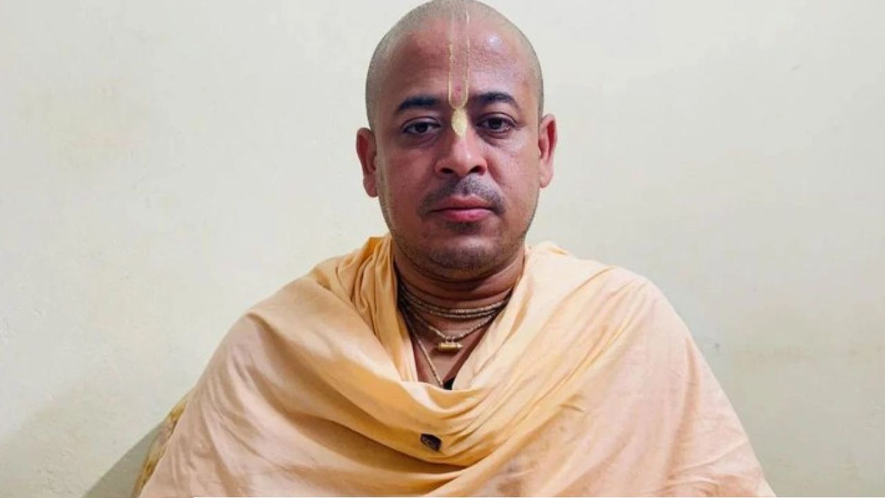 Chinmoy Krishna Das: মায়ের শেষযাত্রায় মাত্র ৫ ঘণ্টার জেলমুক্তি! দীর্ঘ বন্দিদশার পর চিন্ময় প্রভুর প্যারোল ঘিরে কী বলছে প্রশাসন?