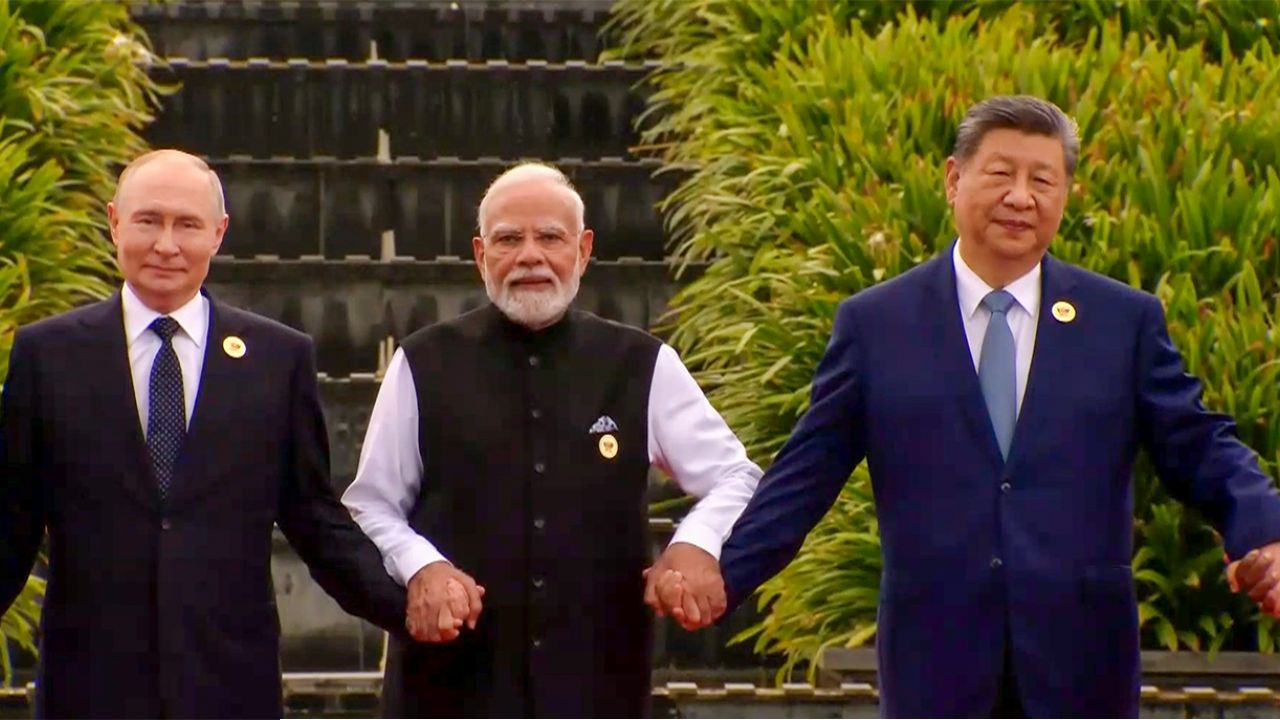 BRICS Summit: খনিজ নিয়ে চিনকে বার্তা প্রধানমন্ত্রীর, ব্রিকস মঞ্চেই মোদি-শি-পুতিন 'ফ্যামিলি রিইউনিয়ন'