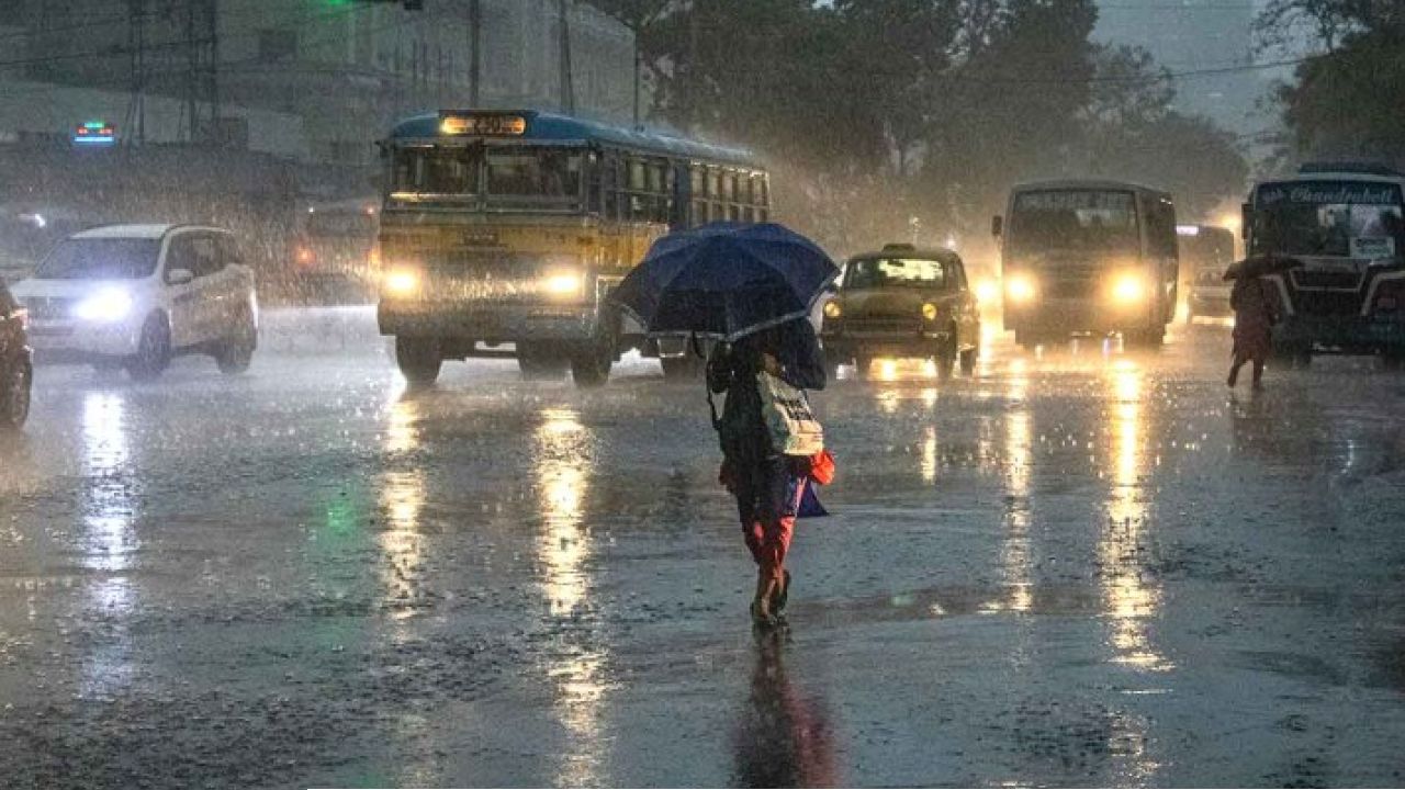 Weather Update: বিশ্বকর্মা পুজোয় ভাসবে বাংলা? বঙ্গোপসাগরে ফের দুর্যোগের অশনিসংকেত!
