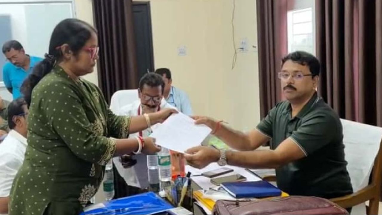 Nandigram Bypolls: শুভেন্দুর দরবারে যাওয়ার কয়েক ঘণ্টার মধ্যেই ধামাকা! নন্দীগ্রামে মনোনয়ন প্রত্যাহার মমতার প্রার্থীর