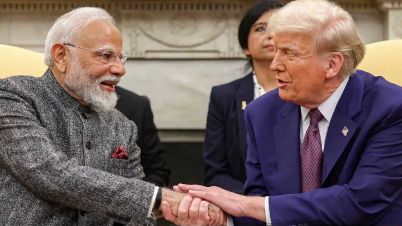 Donald Trump: রুশ তেল কেনার অপরাধ! বন্ধু মোদীর মাথায় ১০০ শুল্কের বোঝা ট্রাম্পের