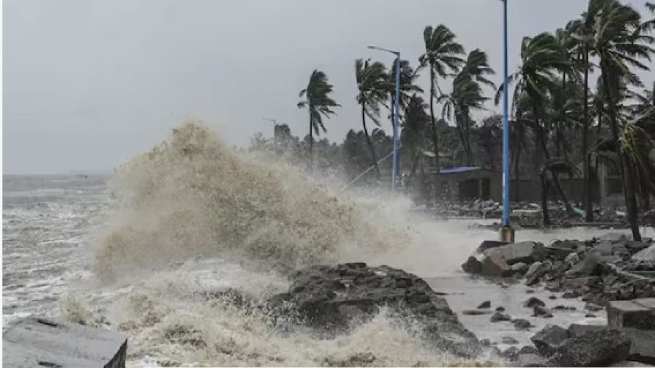 West Bengal Weather: পুজোর আবহেই ঘনীভূত মহাবিপদ! মঙ্গলবার থেকেই চালক আসনে ‘অর্ণব’, ভাসবে তিলোত্তমা থেকে উত্তরবঙ্গ?