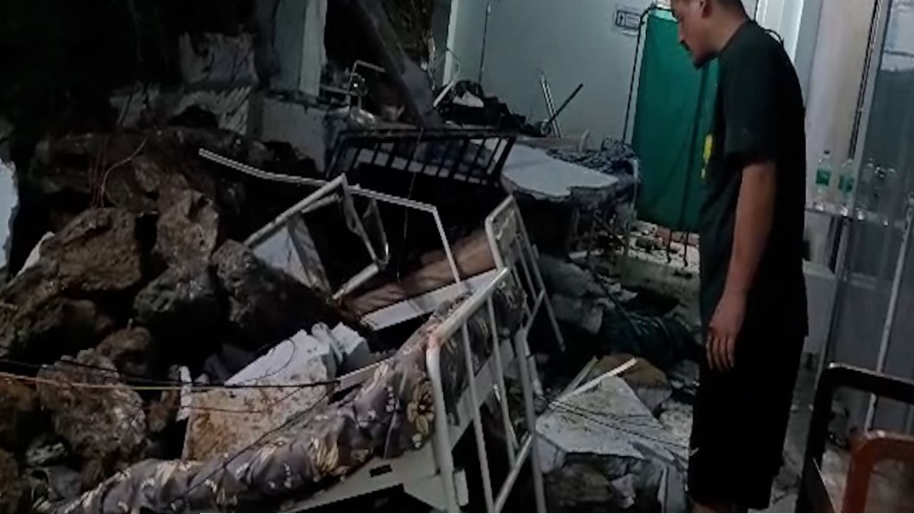 Darjeeling Landslide:ভোররাতে তাকদা ক্যান্টনমেন্ট হাসপাতালে পাহাড় ভেঙে ভয়াবহ বিপর্যয়, ধ্বংসস্তূপের নিচ থেকে উদ্ধার রোগীর পরিজন
