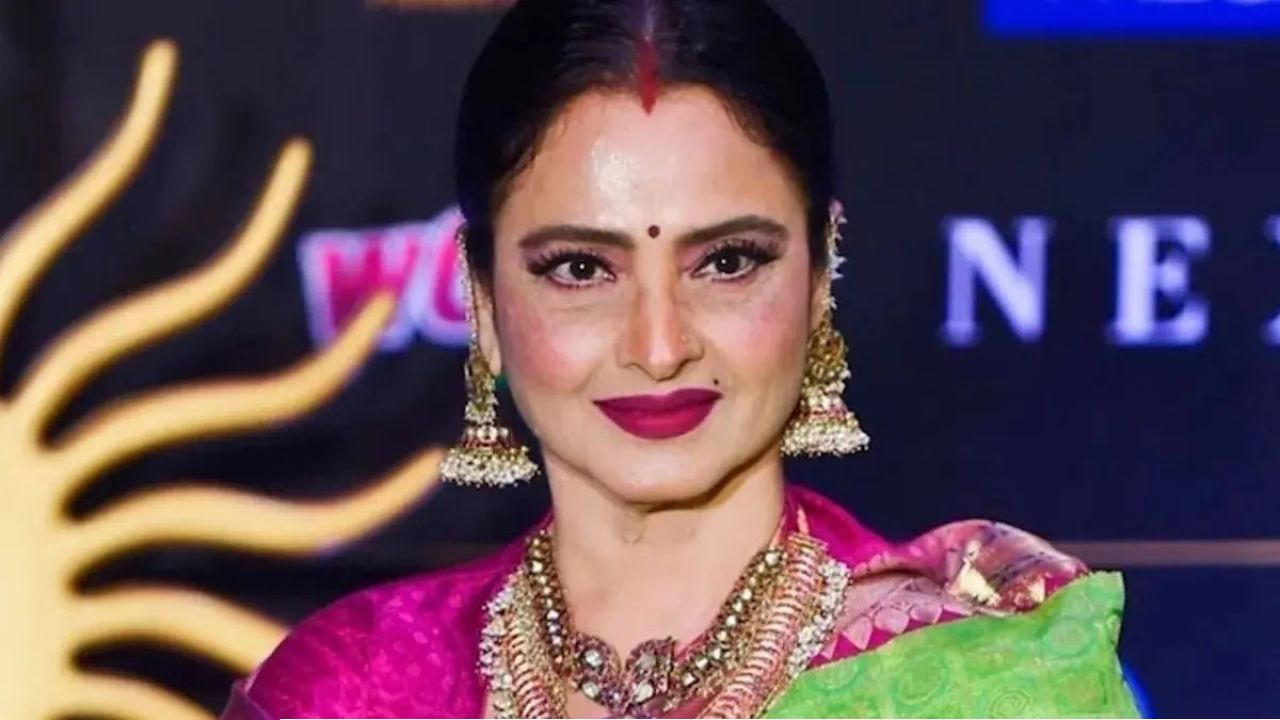 Rekha: স্বামীর মৃত্যুর পরও সিঁথিতে সিঁদুর! রেখার এই সাজ ঘিরে আজও এত রহস্য, কী বলেছিলেন অভিনেত্রী?