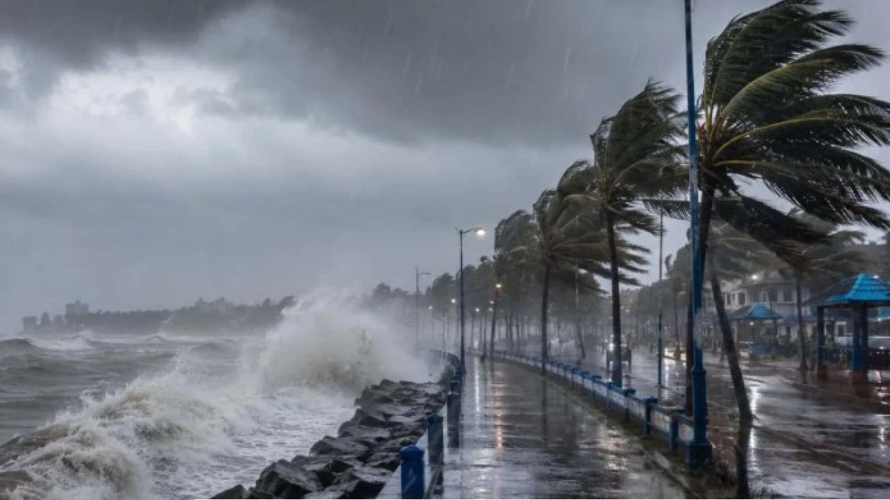 Weather Update: পুজোর কেনাকাটায় জল ঢালতে আসছে গভীর নিম্নচাপ! সপ্তাহের শেষেই তুমুল বৃষ্টির পূর্বাভাস, ভেস্তে যাবে কেনাকাটার প্ল্যান?