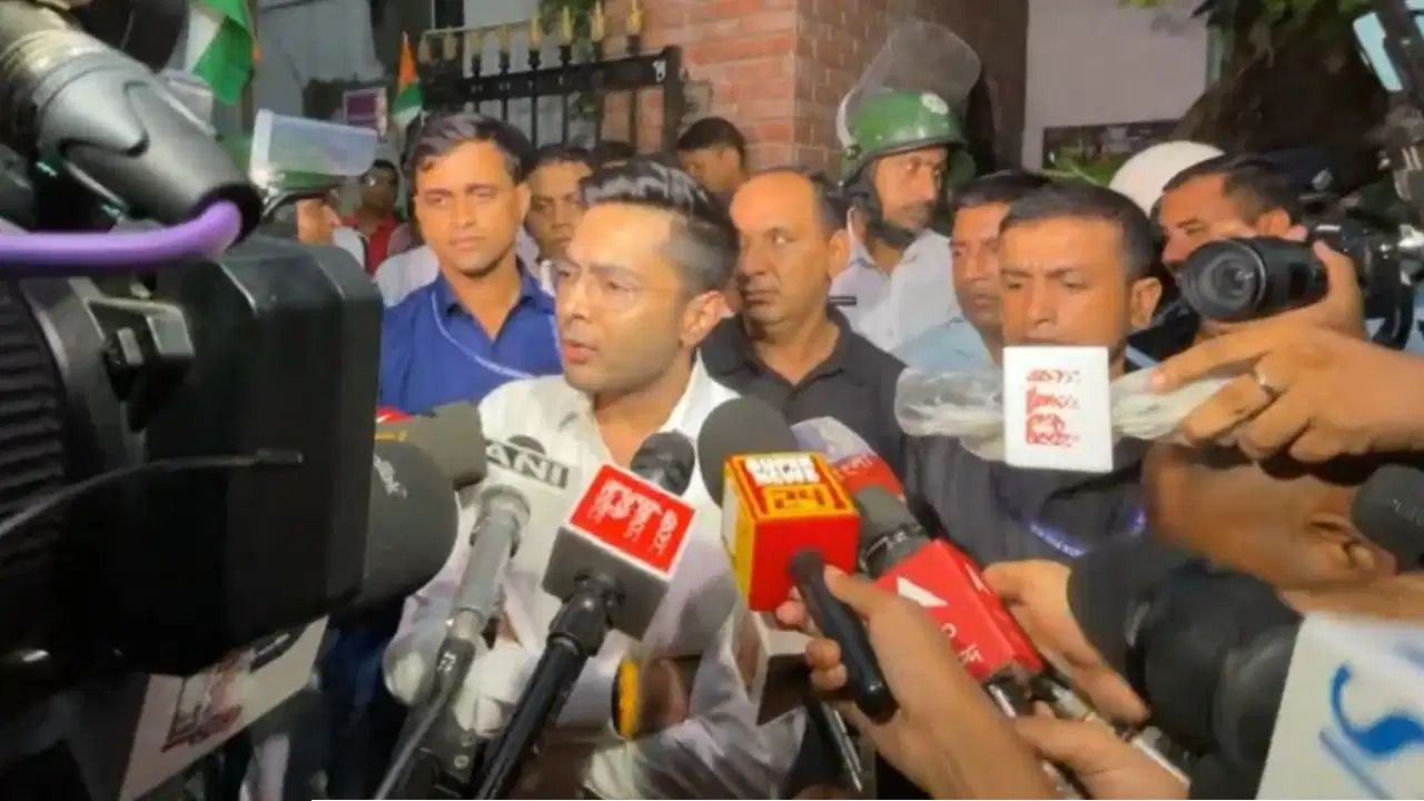বিলবোর্ড কাণ্ডে সাড়ে ৫ ঘণ্টা জেরা! থানা থেকে বেরিয়ে কী বললেন অভিষেক? 