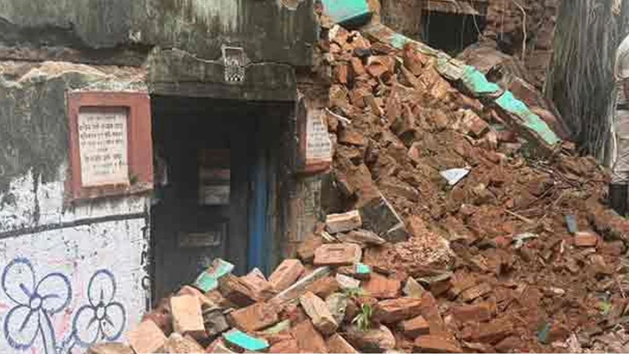  বিপজ্জনক বাড়িতে ফের বিপত্তি! শোভাবাজারে বারান্দা-ছাদ ভেঙে পড়ল রাস্তায়, উদ্ধার ২