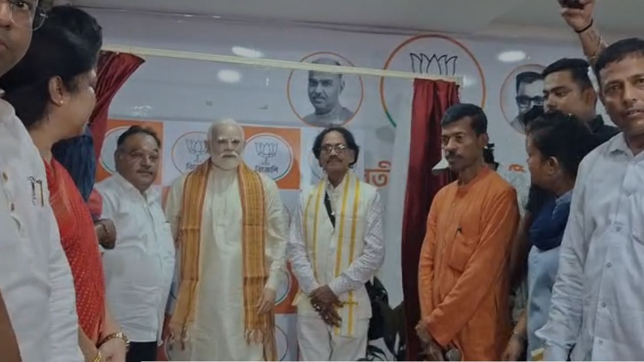 Pm Narendra Modi: শিল্পীর হাতে জন্মদিনে প্রধানমন্ত্রী! অধরা দেখা, তবে আজ কলকাতায় মোমের মোদীর উদ্বোধন