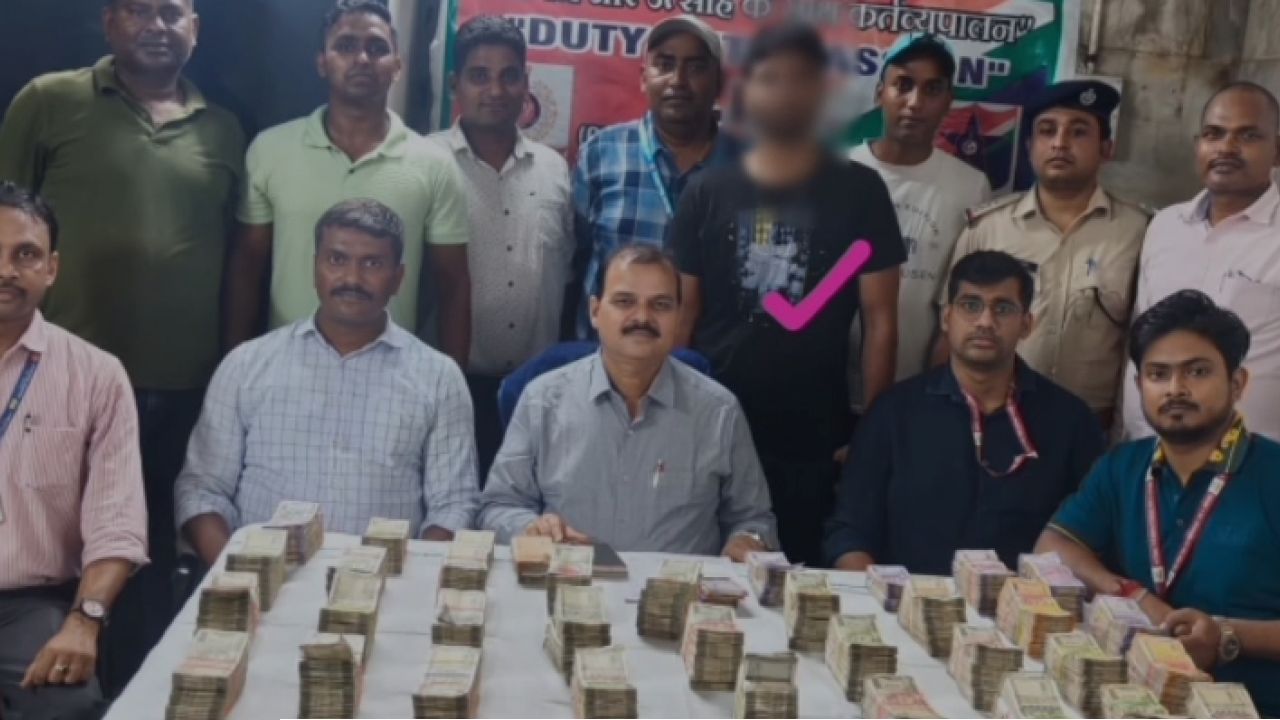 Howrah Cash Recovery: উপনির্বাচনের আগে হাওড়া স্টেশনে টাকার বান্ডিল? ৬৭ লক্ষ নগদ-সহ আটক মহারাষ্ট্রের বাসিন্দা