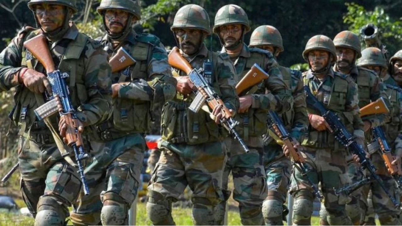 Jammu And Kashmir: রণক্ষেত্রে বুদগামের পাহাড়ি জঙ্গল! সেনার গুলিতে ঝাঁঝরা লস্করের শীর্ষ কমান্ডার, উপত্যকায় সেনার বিরাট জয়