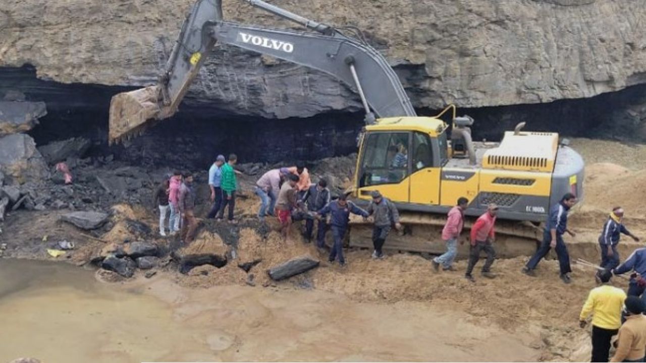 Durgapur Gas Leak: মাটির নিচ থেকে হু হু করে বেরোচ্ছে গ্যাস ও জল, সংজ্ঞাহীন দুই শ্রমিককে উদ্ধারের পর চরম আতঙ্ক অণ্ডালে