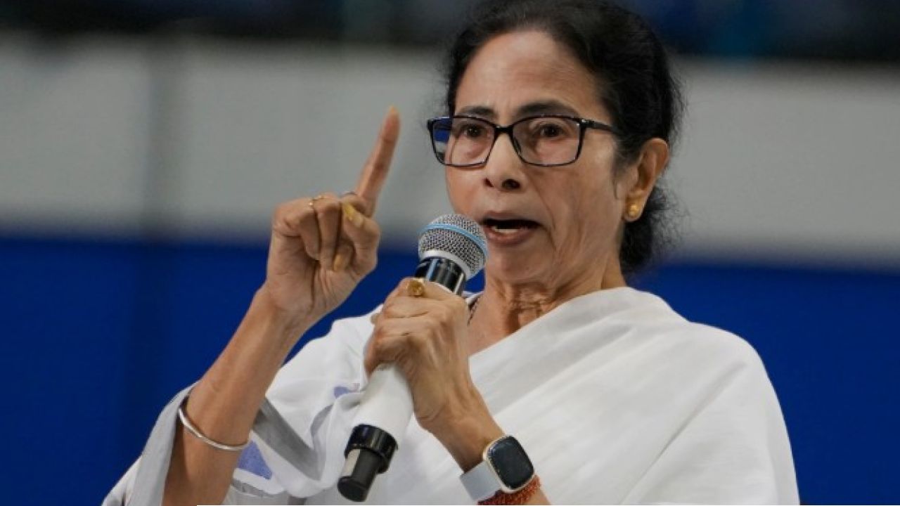 Mamata Banerjee: গোপনীয়তা ভেঙে মেডিক্যাল রিপোর্ট ফাঁস! শুভেন্দুর ‘বিস্ফোরণে’ এসএসকেএম ও স্বাস্থ্য ভবনকে কড়া আইনি নোটিস মমতার