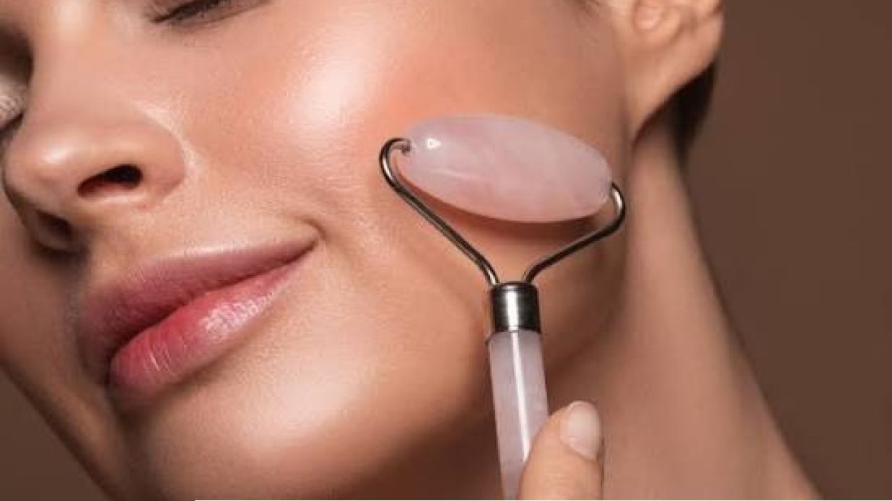  Durga Puja Skincare: পুজোর আগে জ-লাইন নিয়ে চিন্তা? ফেস রোলারের এই ট্রেন্ডে সত্যিই কি রয়েছে ম্যাজিক?