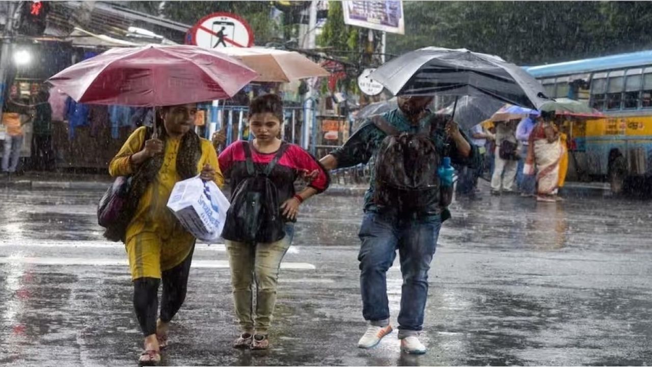 Kolkata Weather: উৎসবের মুখেই প্রকৃতির খামখেয়ালিপনা! শেষবেলার পুজো শপিংয়ে কি জল ঢালবে বৃষ্টি? আবহাওয়া দফতরের পূর্বাভাস জানুন!