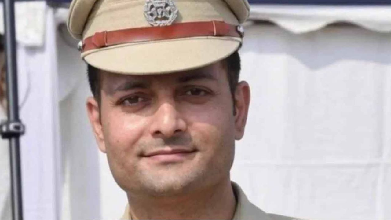 Delhi Police Controversy: মহিলা সাংবাদিকদের যৌন হেনস্থায় তোলপাড় দিল্লি! রাহুল গান্ধী সরব হতেই এসিপির পদোন্নতিতে স্থগিতাদেশ বিজেপি সরকারের!