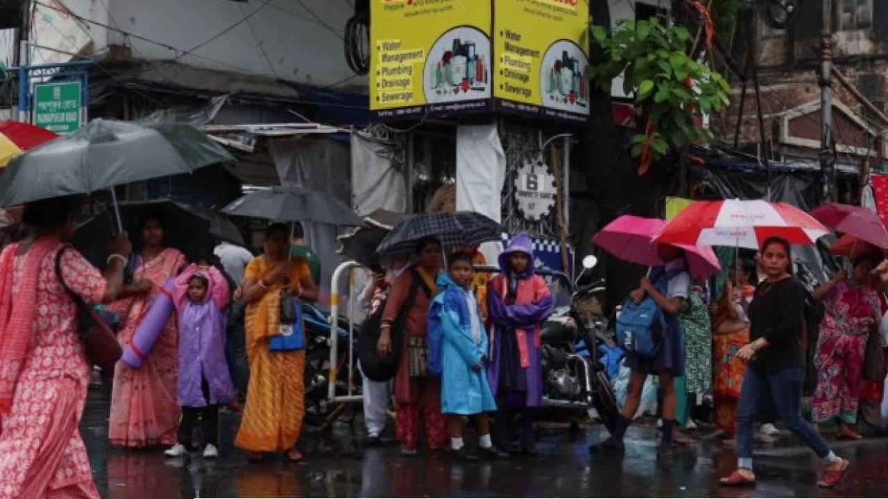 Weather Update: বিদায়ের মুখে বর্ষার খেল, পুজোর আনন্দ কি ধুয়ে যাবে বৃষ্টিতে? কী বলছে আবহাওয়া দফতর