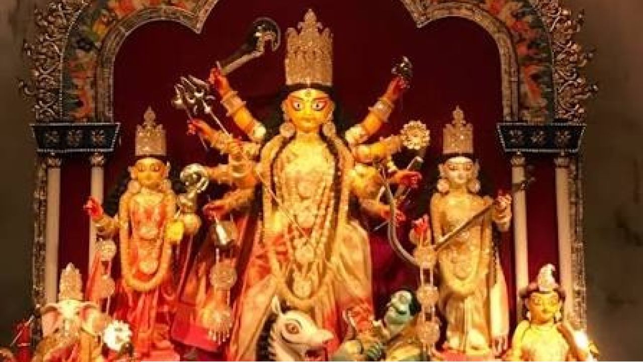 Ahiritola Sarbojonin Theme: রসগোল্লা-সন্দেশ থেকে হারিয়ে যাওয়া মিষ্টি, আহিরীটোলার পুজোয় এবার মণ্ডপজুড়ে বাংলার ‘মাধুর্য’!