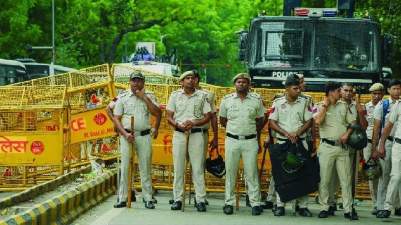 Supreme Court: ‘ইন্টারনেট বন্ধ রাখা যাবে না, ব্যারিকেড সরান!’ রাজপথে তাণ্ডবের পর দিল্লি পুলিশকে সুপ্রিম কোর্টের তোপ