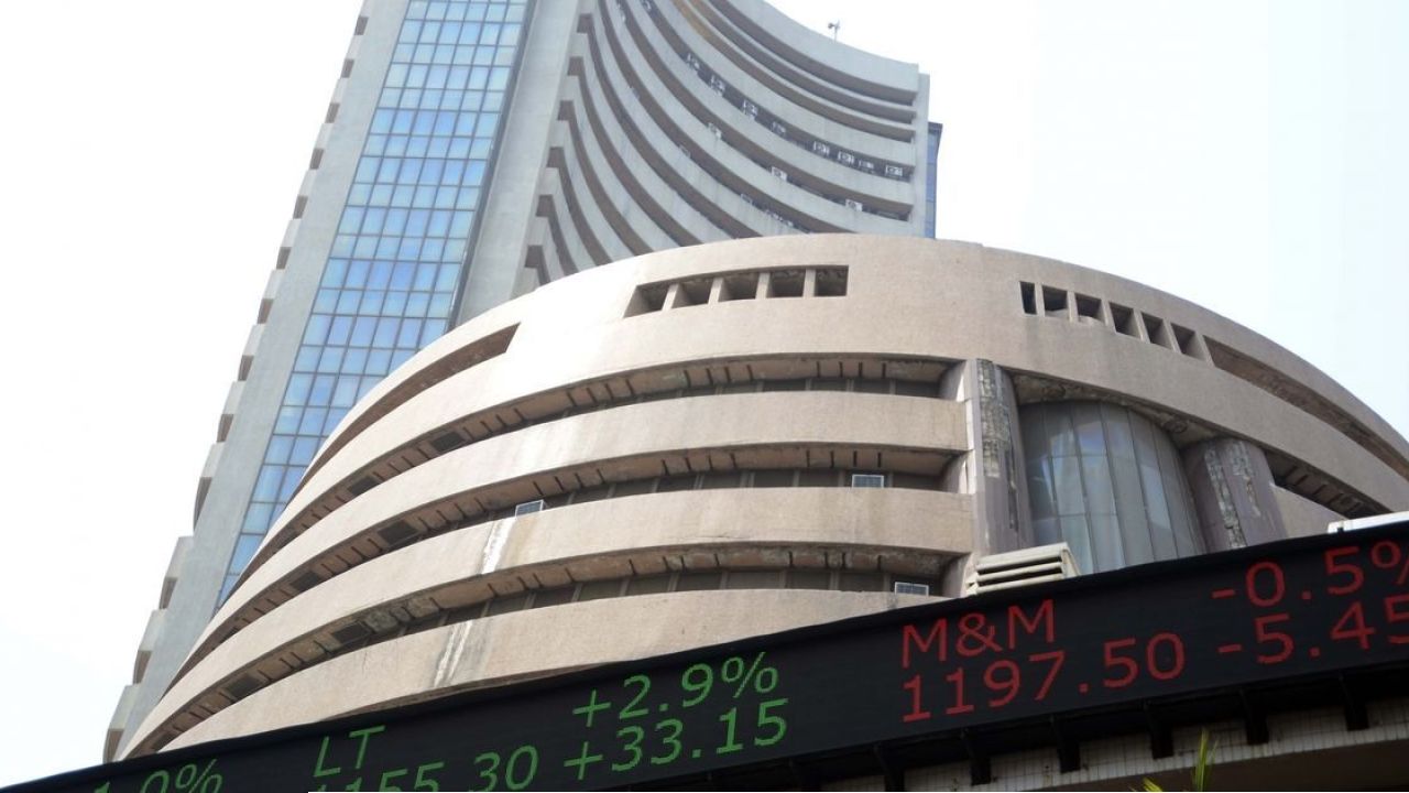 Stock Market Crash: সপ্তাহের শুরুতেই শেয়ারবাজারে ধস, পুজোর মুখে মূল্যস্ফীতিতে বাজার আগুন! 