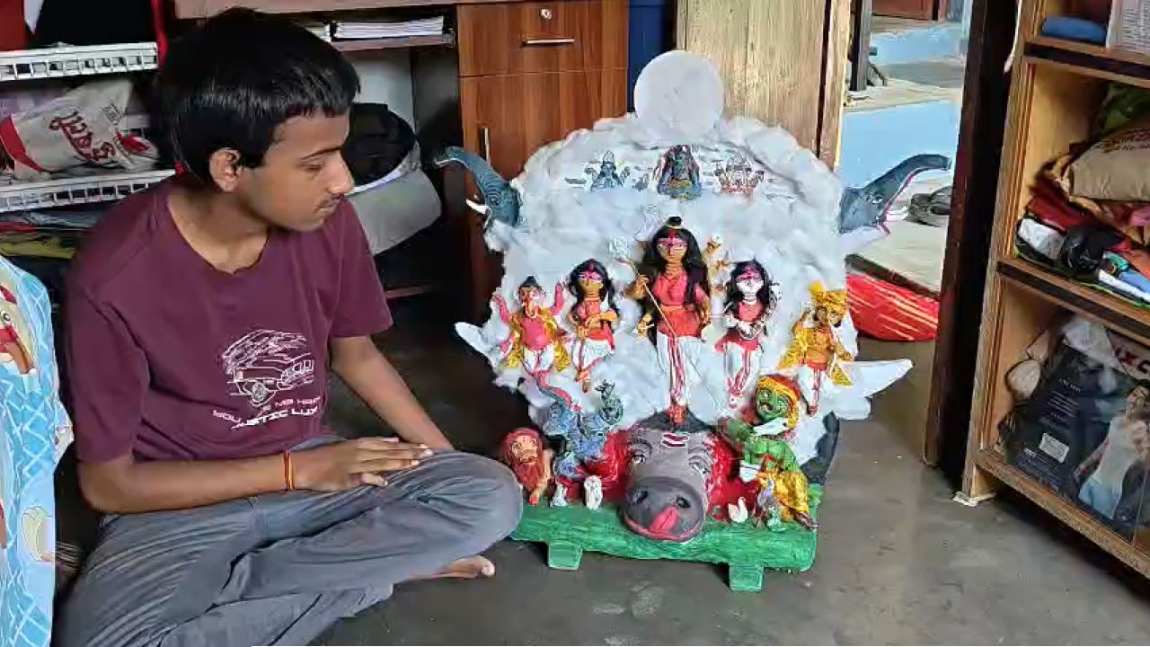 Arit Dattagupta Jalpaiguri: বংশে নেই মৃৎশিল্পের দূরতম যোগও, তবুও মাটির অমোঘ টানে ১৪ বছরের কিশোরের হাতে প্রাণ পেল ‘চাঁদের দুর্গা’