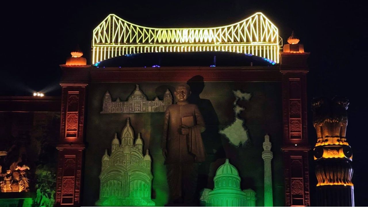 Durga Puja 2026: বৃষ্টির চোখরাঙানি উপেক্ষা করে চতুর্থীতেই মণ্ডপে জনজোয়ার, ভিড় সামলাতে বাড়তি সতর্ক লালবাজার