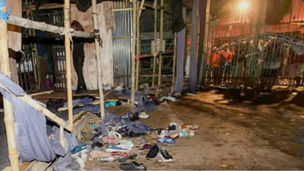 Chorbagan Tragedy: ছড়িয়ে ছিটিয়ে জুতো, বন্ধ জানালা! চোরবাগানের বিষণ্ণ সকালে শোকস্তব্ধ স্থানীয়রা কী বলছেন?
