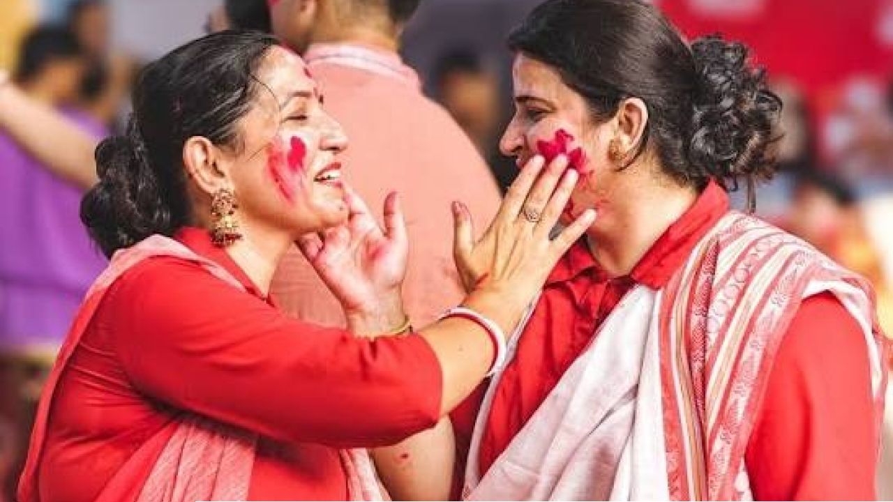 Sindoor Khela: বিজয়ার সিঁদুরখেলার পর ত্বকে র‍্যাশ, লালচে ভাব ও চুলকানি? ত্বকের হাল ফেরাতে মেনে চলুন এই ৬ সহজ টিপস!Sindoor Khela: বিজয়ার সিঁদুরখেলার পর ত্বকে র‍্যাশ, লালচে ভাব ও চুলকানি? ত্বকের হাল ফেরাতে মেনে চলুন এই ৬ সহজ টিপস!